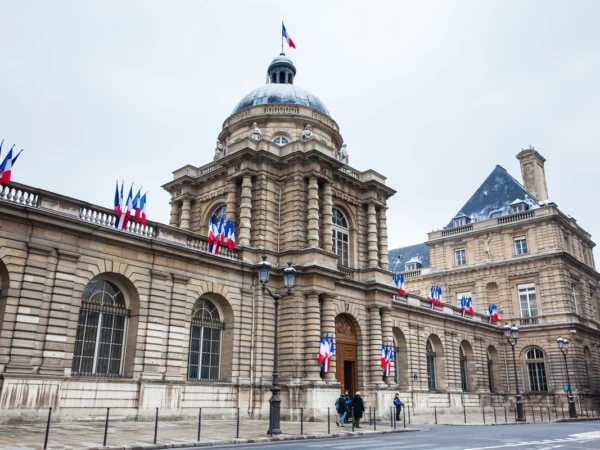 Quel est cet emploi proposé par le Sénat payé 3.000 € et qui ne nécessite aucun diplôme ?