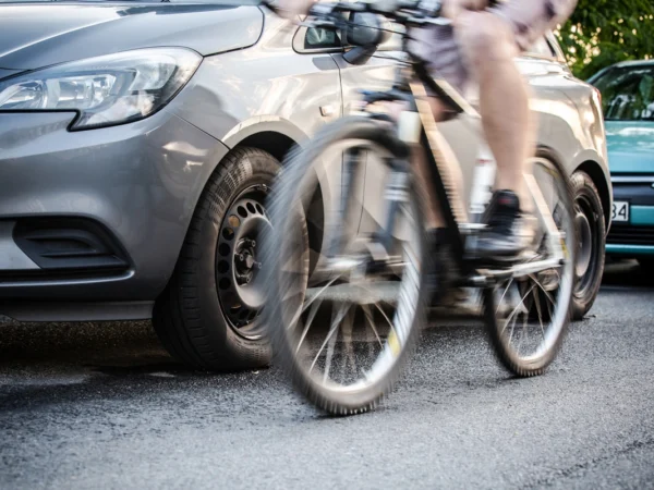 Vélo et voiture se croisent. @Adobe