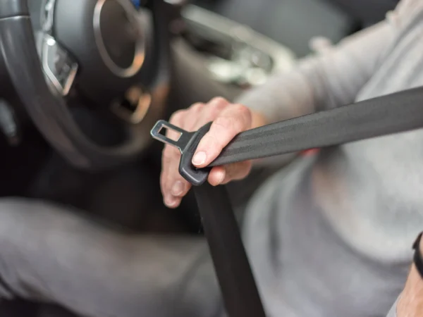 Savez-vous qui est verbalisé lorsque le passager d'une voiture ne porte pas sa ceinture de sécurité ?