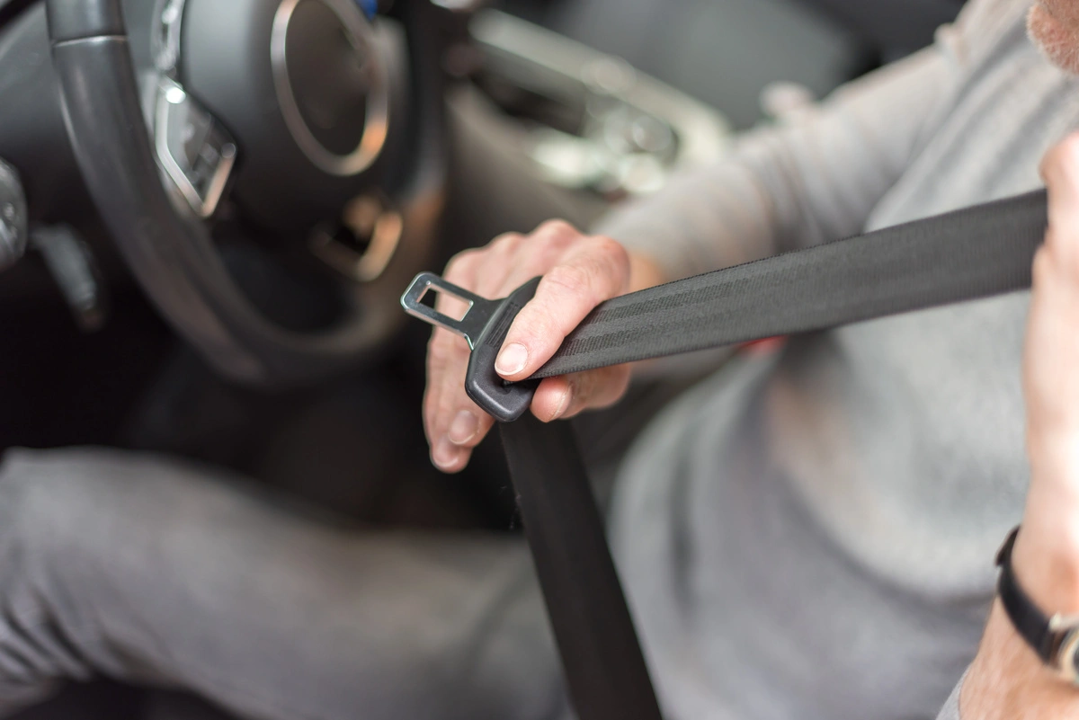 Savez-vous qui est verbalisé lorsque le passager d'une voiture ne porte pas sa ceinture de sécurité ?