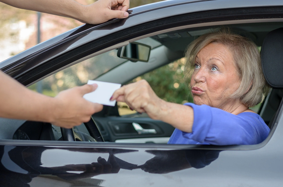 Inquiet avec son permis de conduire. @Adobe