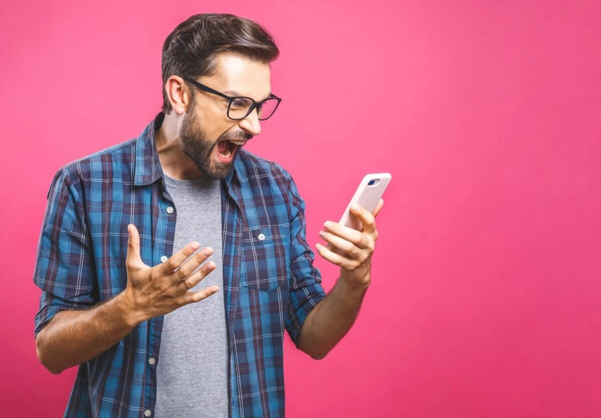 Énervé au téléphone. @Adobe