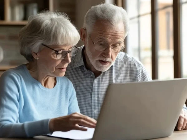 couple retraités devant un ordinateur