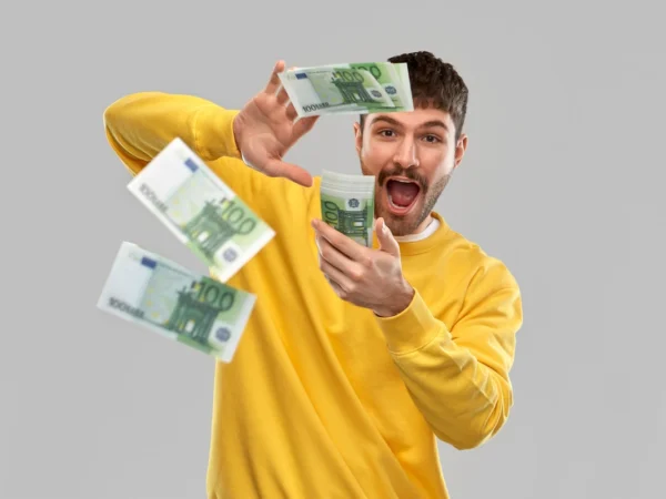 homme qui joue avec ses euros