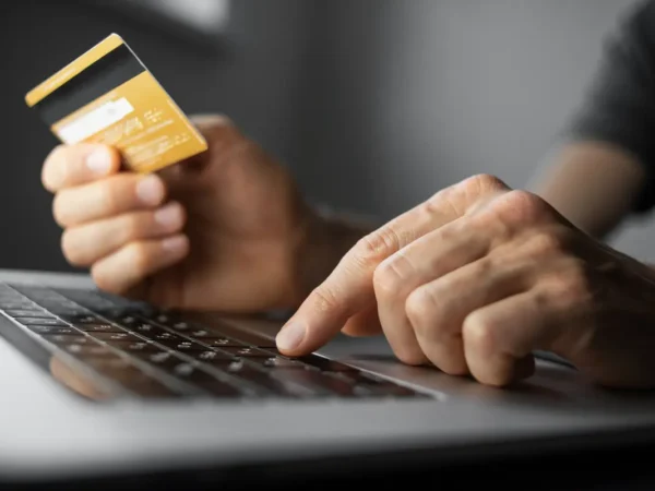 Carte bancaire ces assurances cach&eacute;es peuvent vous faire &eacute;conomiser gros