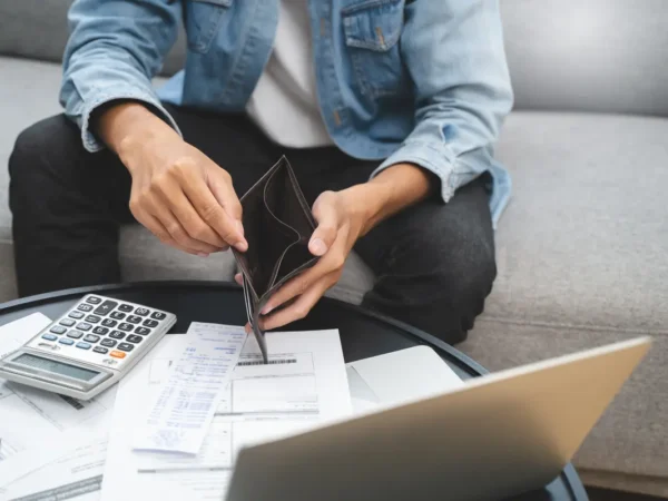 Chiffre choc : pr&egrave;s d'un Fran&ccedil;ais sur deux a recours au d&eacute;couvert bancaire chaque ann&eacute;e