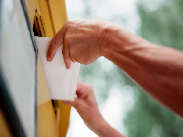 La Poste : 6 300 bo&icirc;tes aux lettres jaunes vont dispara&icirc;tre, voici par quoi elles seront remplac&eacute;es