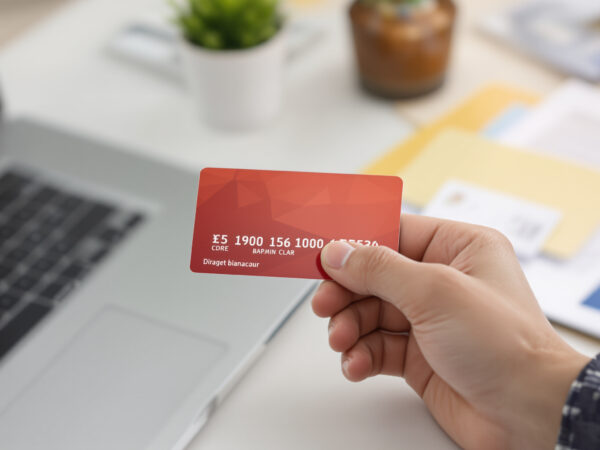 carte-bancaire-bureau-ordinateur