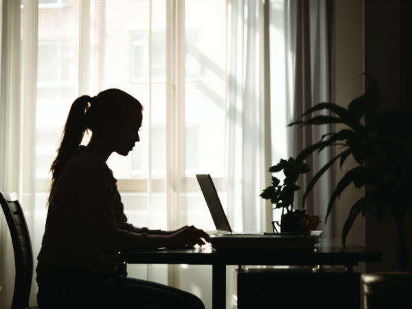 silhouette-travail-salon