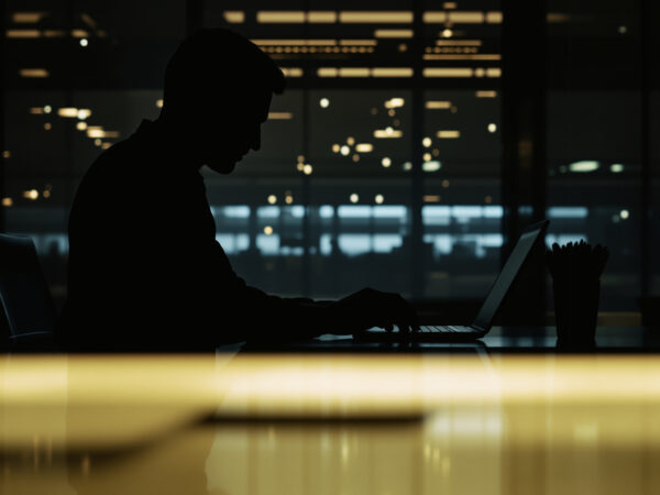 conseiller_bancaire_silhouette_tapant_ordinateur