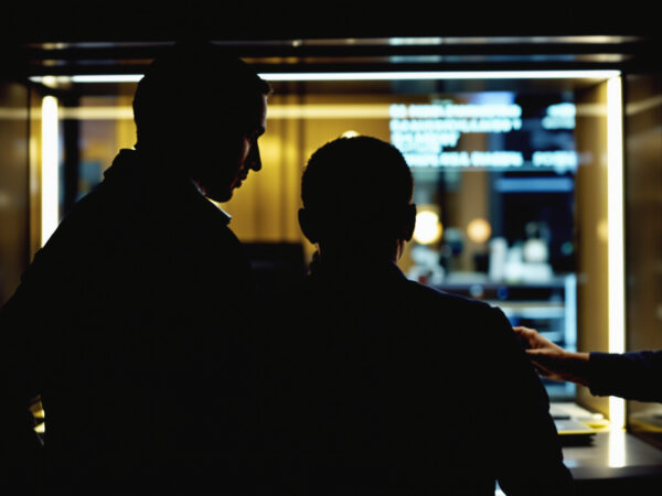 Retrait_bancaire_silhouette