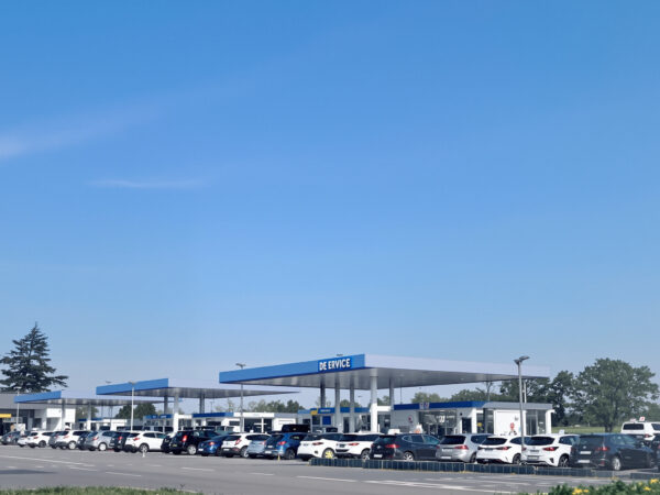 station-service-pompes-voitures-attendent