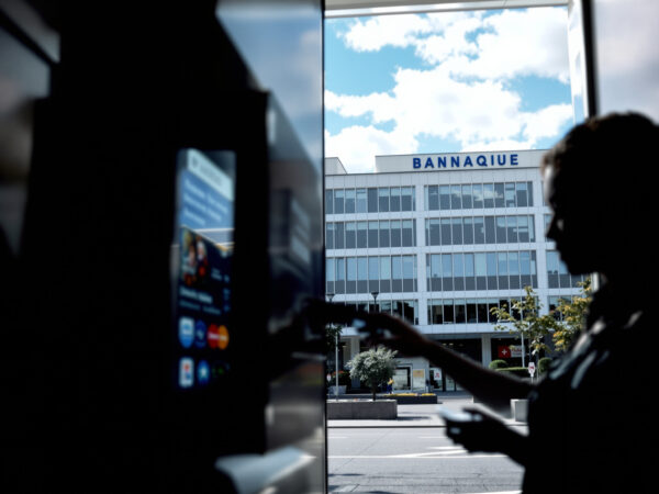 banque_distributeur_silhouette
