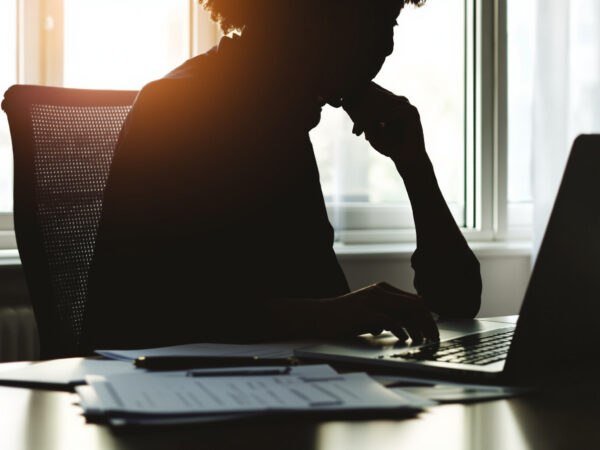 d&eacute;claration_fiscale_silhouette_bureau