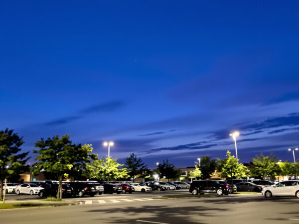 Parking-supermarche-ensoleille