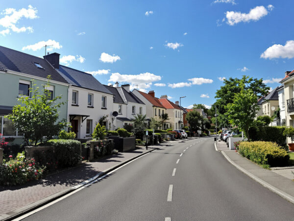 rue_residentielle_ensoleillee