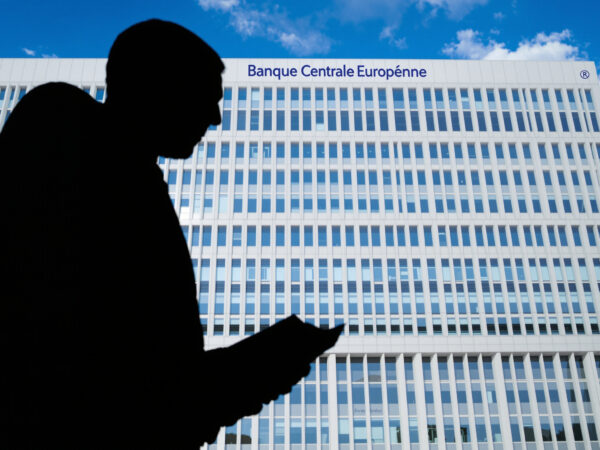 silhouette-devant-BCE-ensoleill&eacute;e