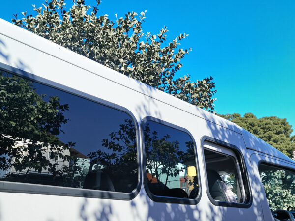 voiture-arret-fenetres-ouvertes