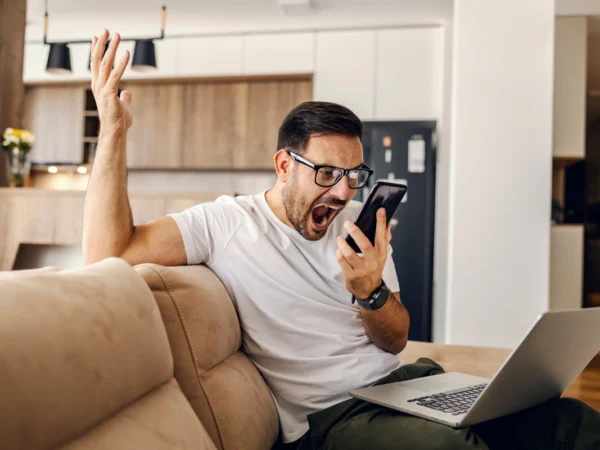 appel au t&eacute;l&eacute;phone furieux