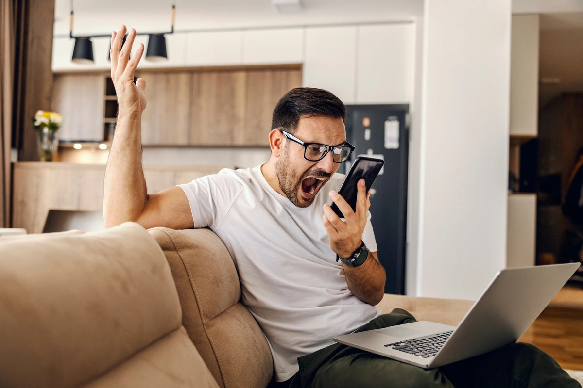 appel au téléphone furieux