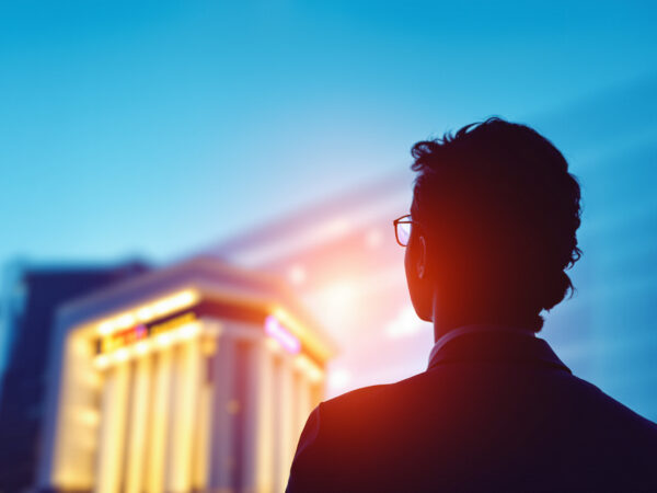 banque_épargne_silhouette_dos