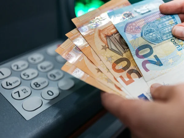 espèces au distributeur