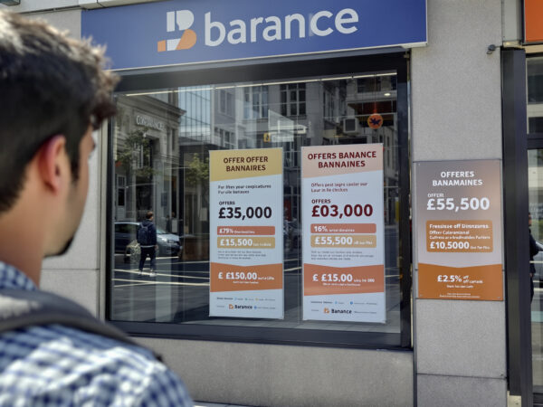 jeune_observe_offres_banque