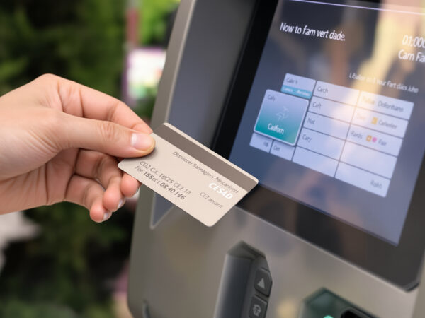 Main_Carte_Bancaire_Distributeur