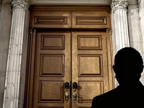 Pr&eacute;sident-silhouette-de-dos-gouvernement