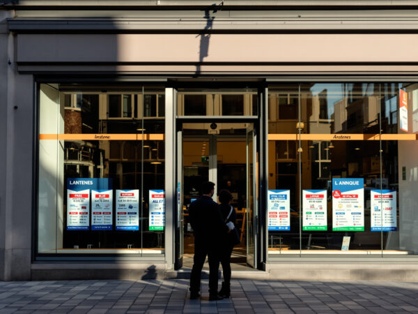 couple-devant-agence-bancaire