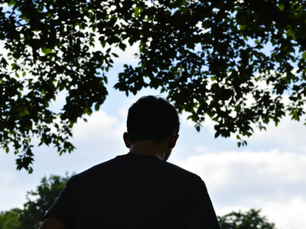 jeune_homme_parc_nature