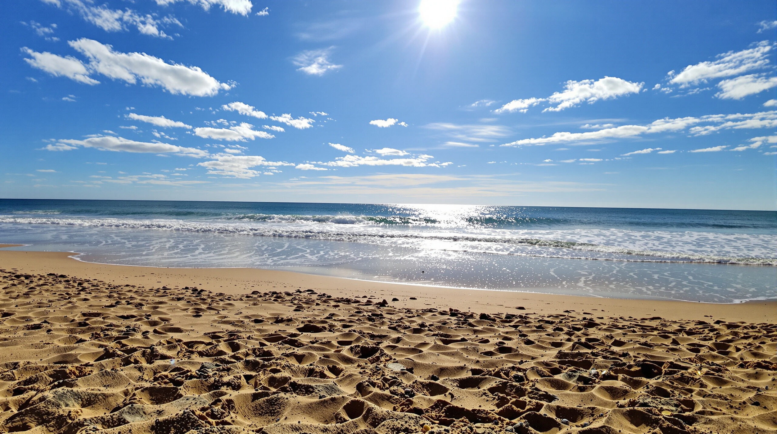 plage-mediterranee-ensoleillee
