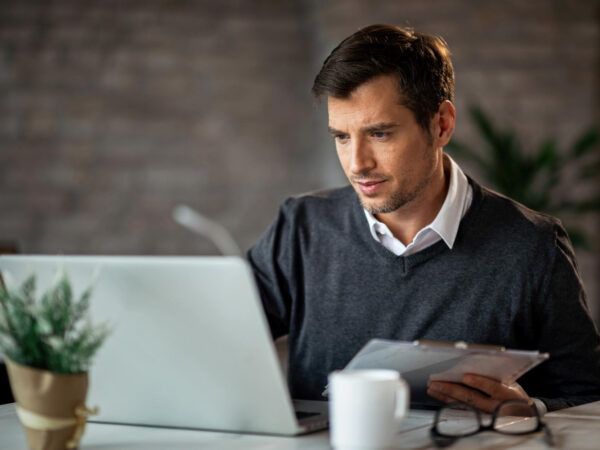 Homme d'affaires sur son ordinateur