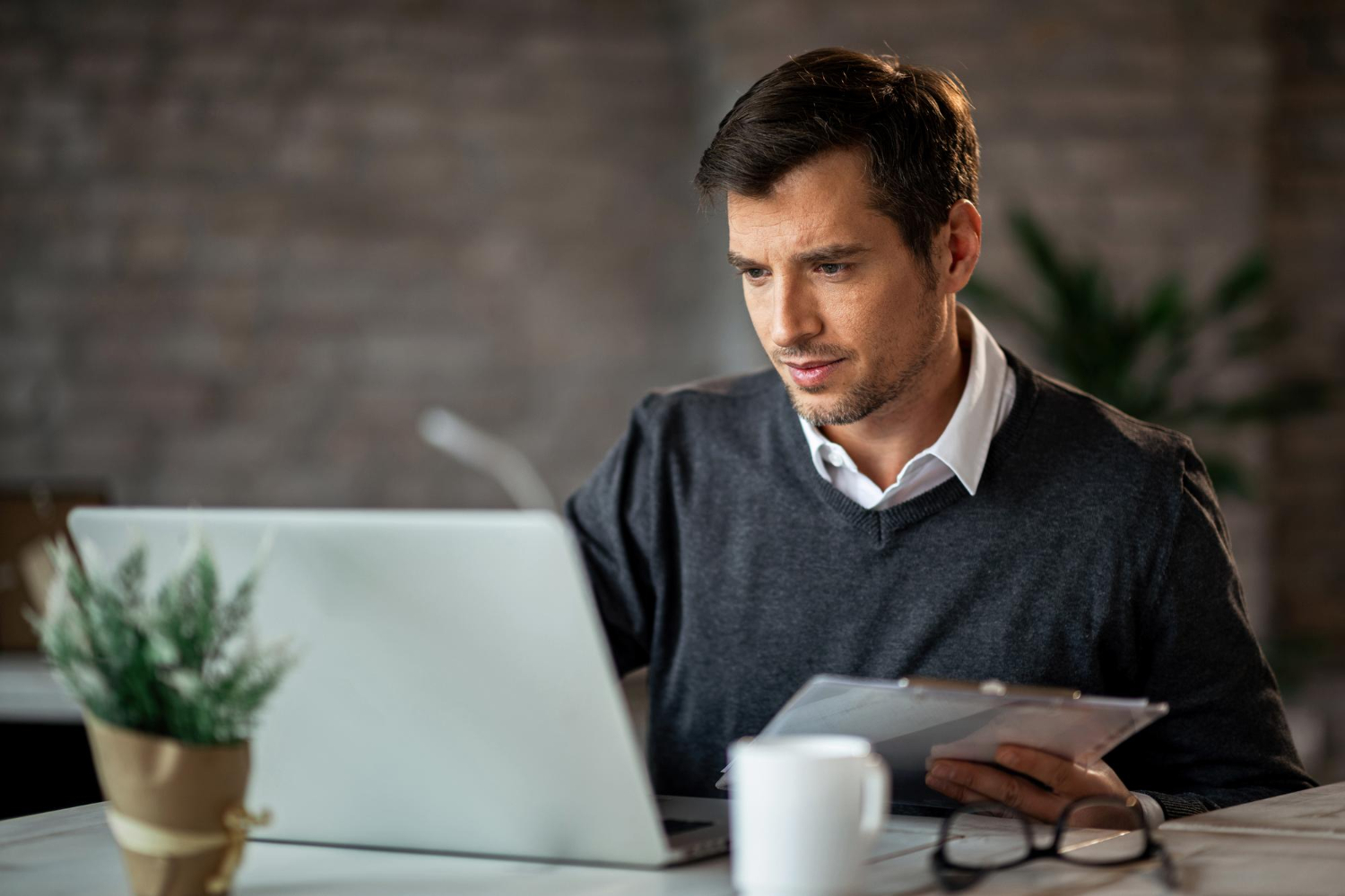 Homme d'affaires sur son ordinateur
