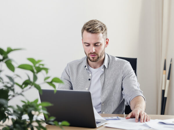 employe_bureau_documents_banque